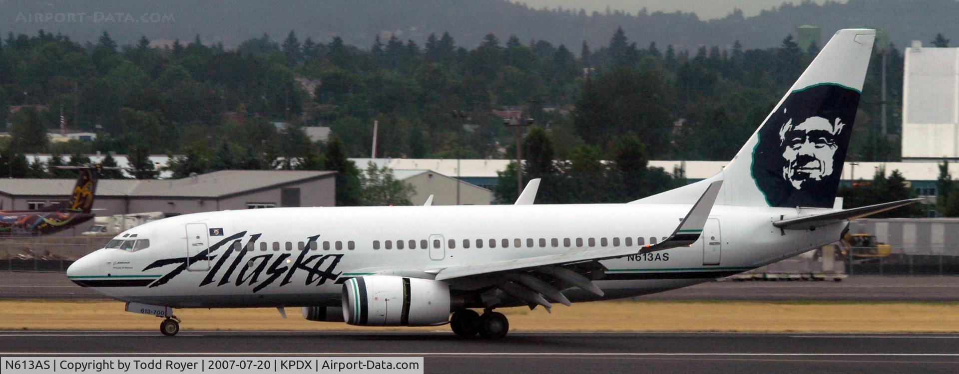 N613AS, 1999 Boeing 737-790 C/N 30163, Landing 10R at PDX