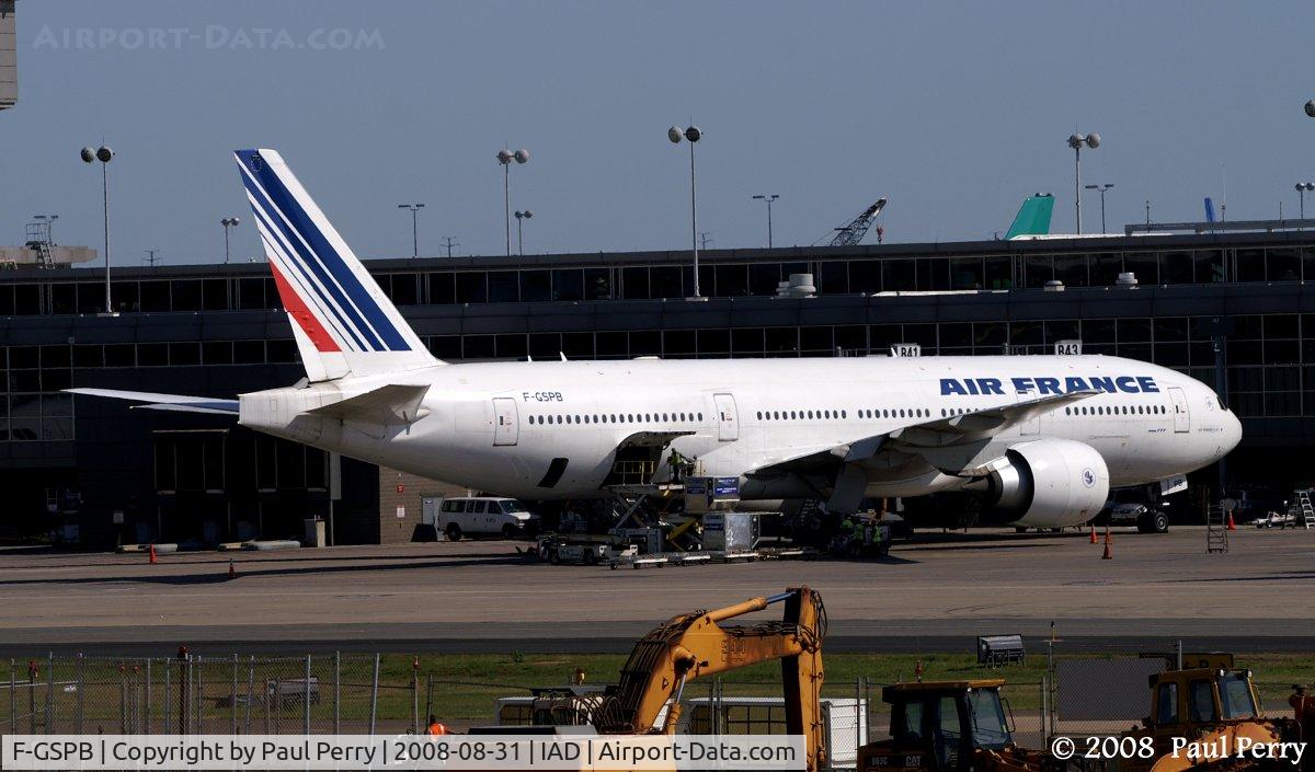 F-GSPB, 1998 Boeing 777-228/ER C/N 29003, Filling the hold