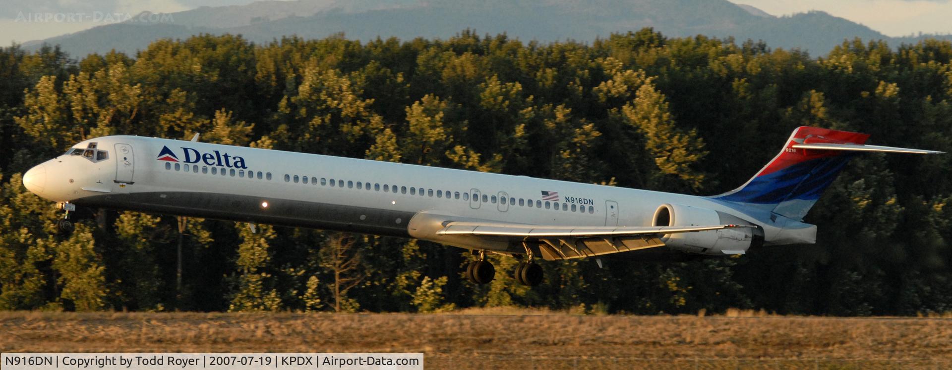 N916DN, 1996 McDonnell Douglas MD-90-30 C/N 53396, Landing 28R at PDX