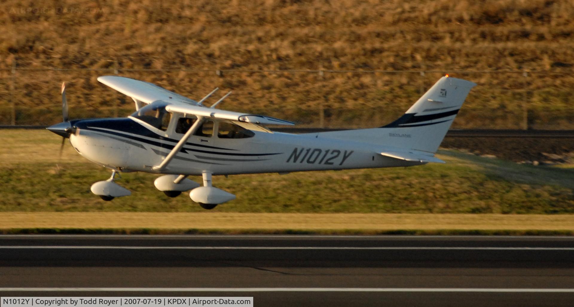 N1012Y, 2005 Cessna 182T Skylane C/N 18281543, Landing 28R at PDX