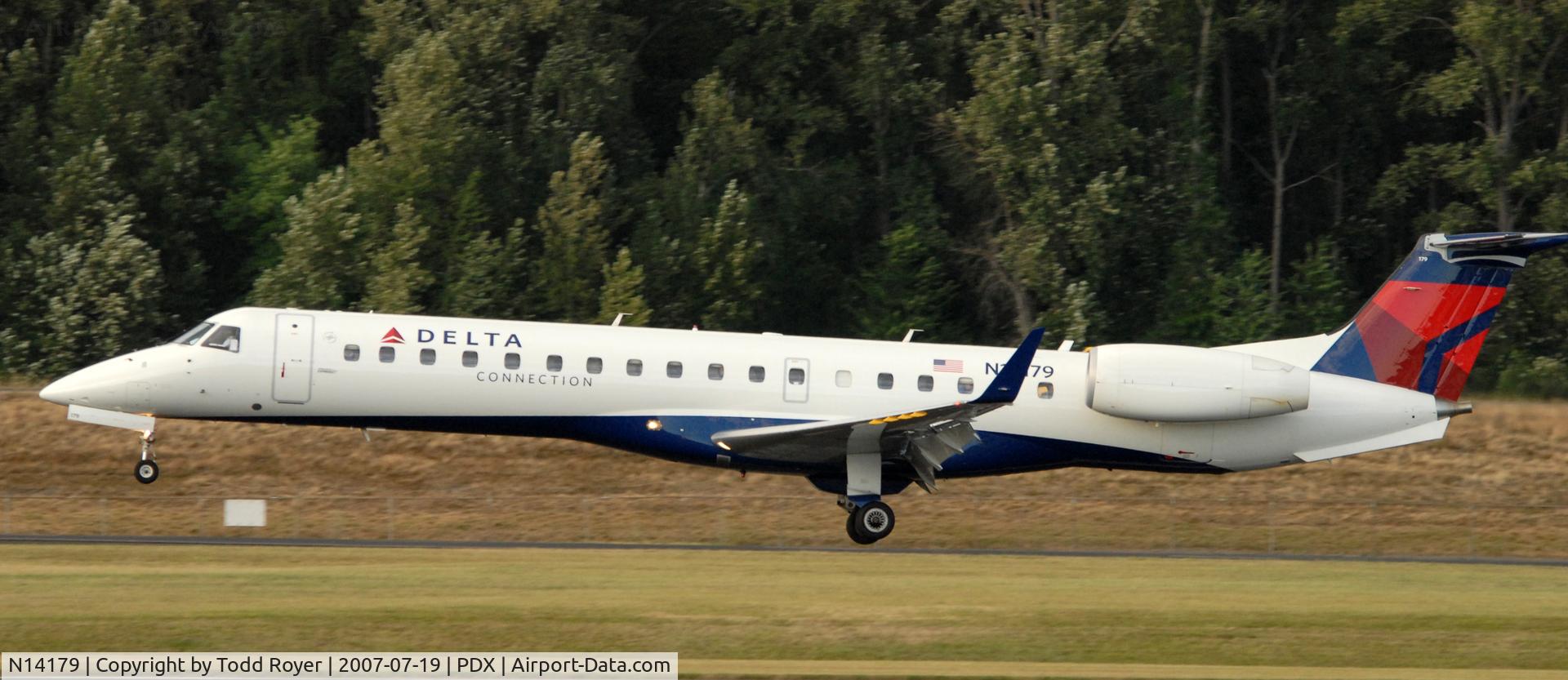 N14179, 2005 Embraer ERJ-145XR (EMB-145XR) C/N 14500896, Landing 28R at PDX