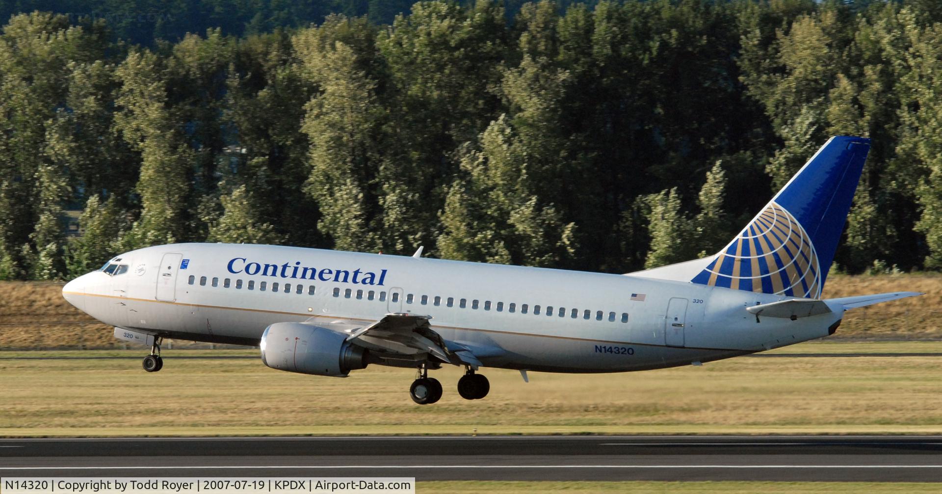 N14320, 1986 Boeing 737-3TO C/N 23371, Landing 28R at PDX