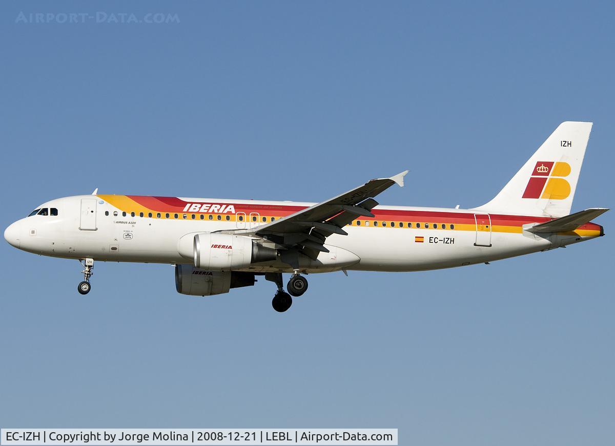 EC-IZH, 2004 Airbus A320-214 C/N 2225, Clear to land RWY 25R.