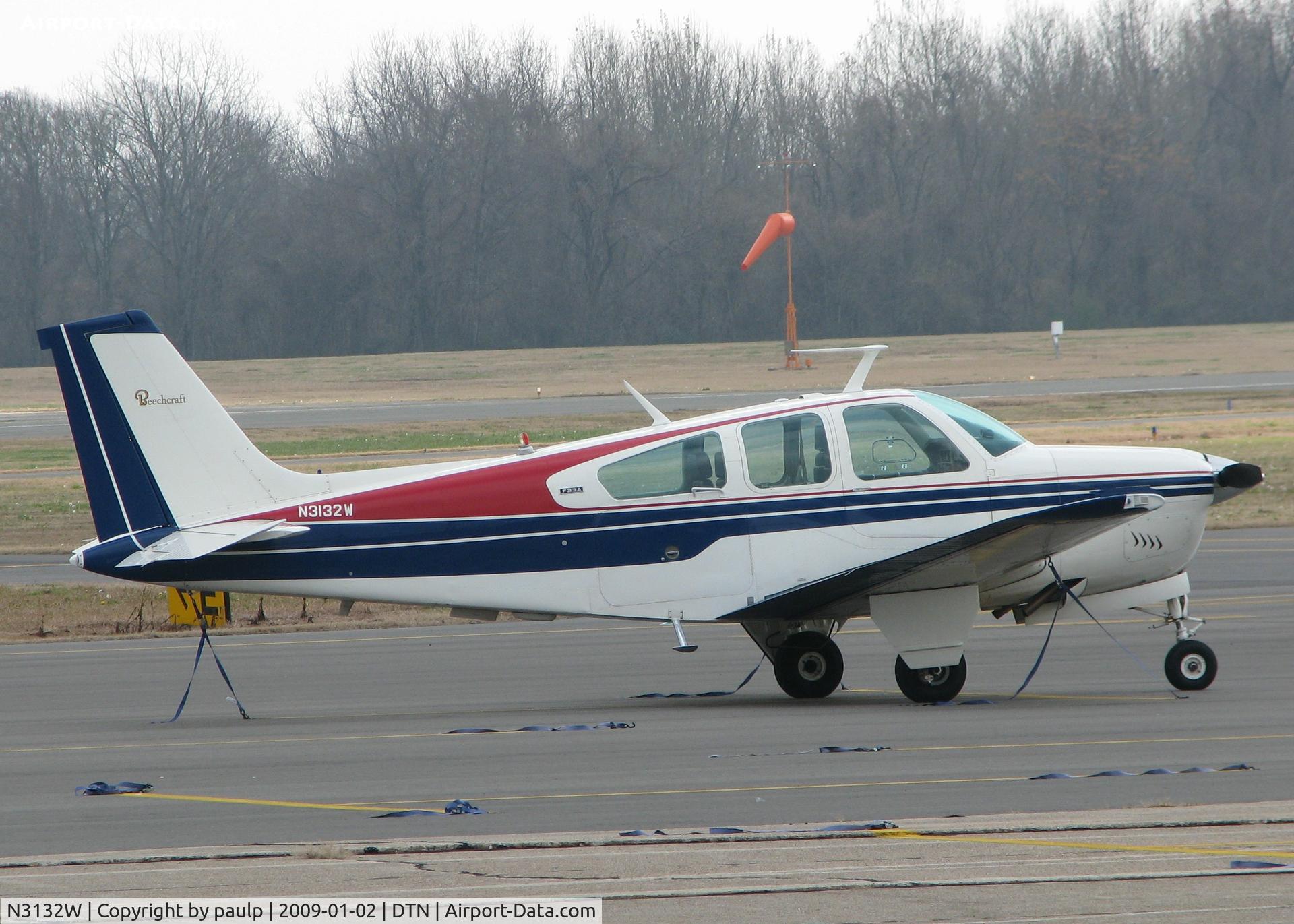 N3132W, 1973 Beech F33A Bonanza C/N CE-477, Parked at the Downtown Shreveport airport.