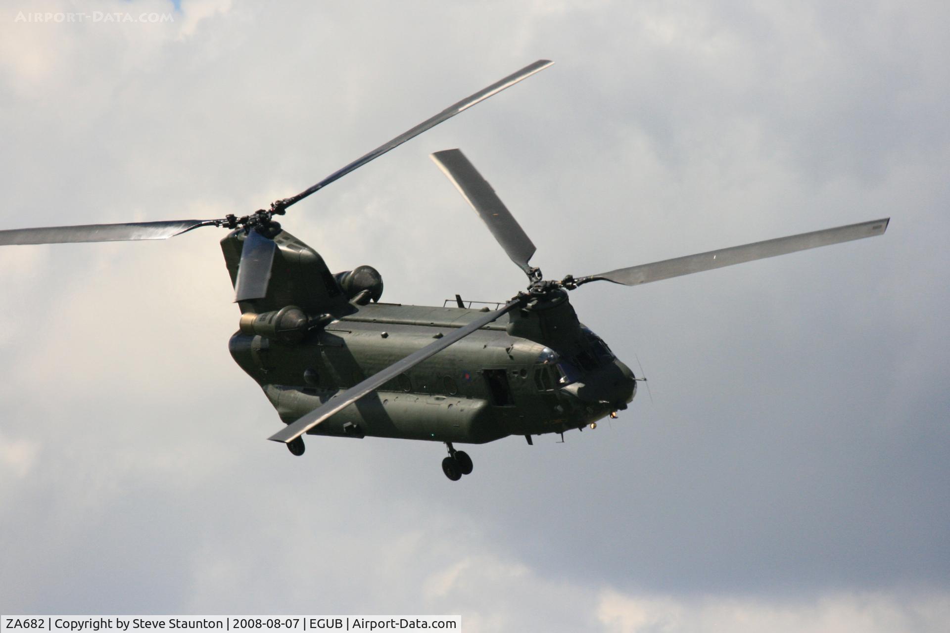ZA682, Boeing Vertol Chinook HC.2 C/N M/A013/B-831/M7008, RAF Benson Families Day, RAF Benson, Oxfordshire, England - August 2008