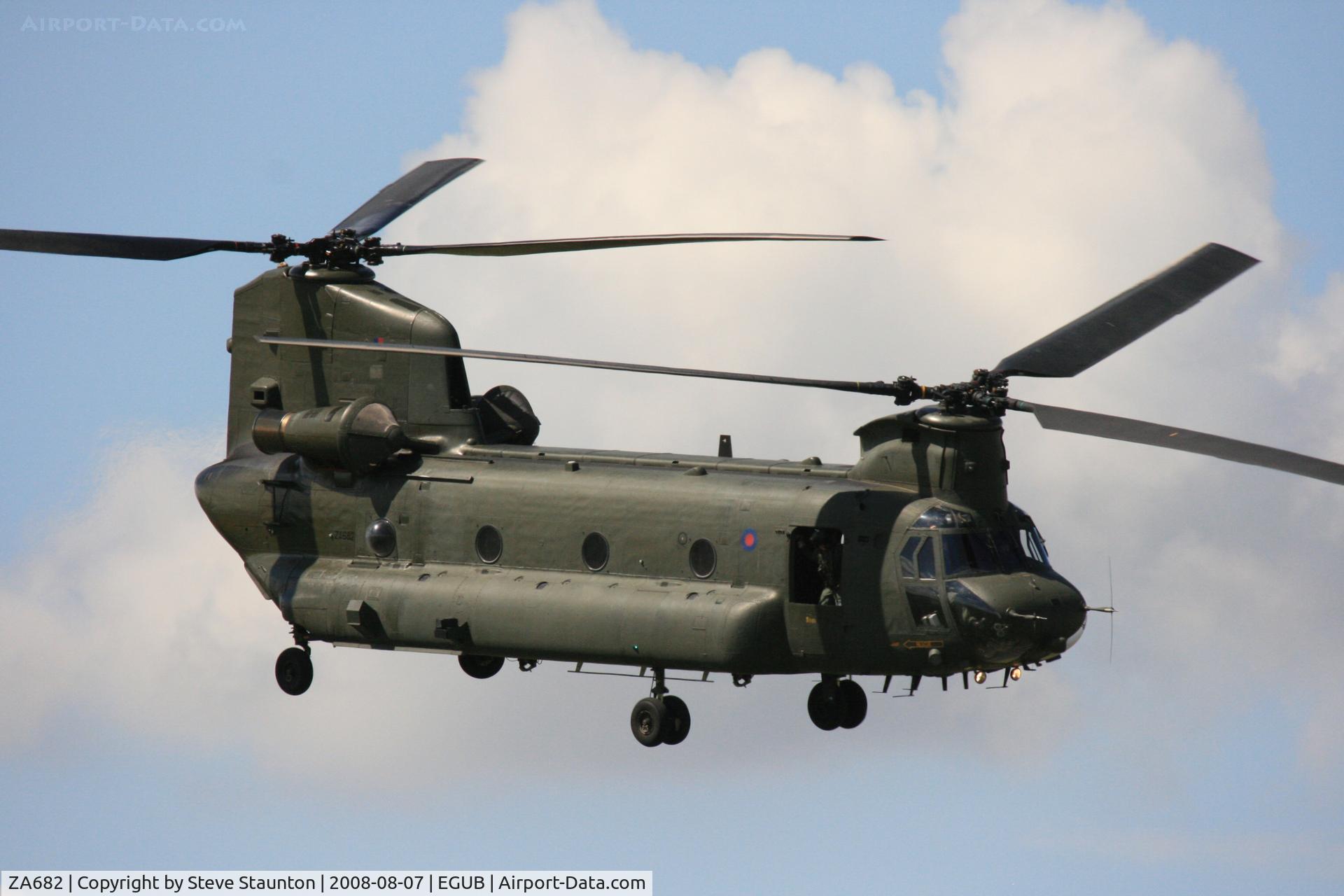 ZA682, Boeing Vertol Chinook HC.2 C/N M/A013/B-831/M7008, RAF Benson Families Day, RAF Benson, Oxfordshire, England - August 2008