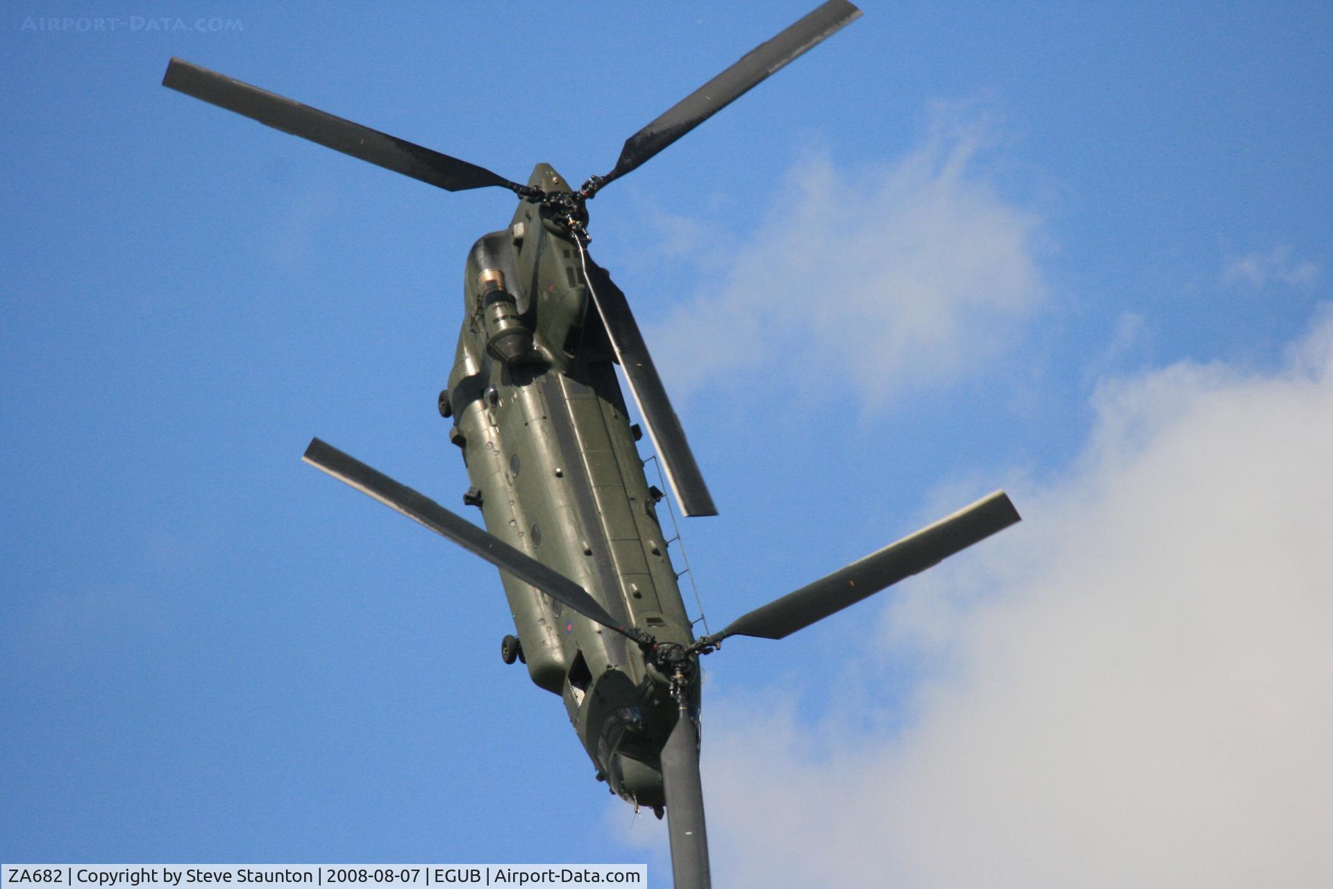 ZA682, Boeing Vertol Chinook HC.2 C/N M/A013/B-831/M7008, RAF Benson Families Day, RAF Benson, Oxfordshire, England - August 2008