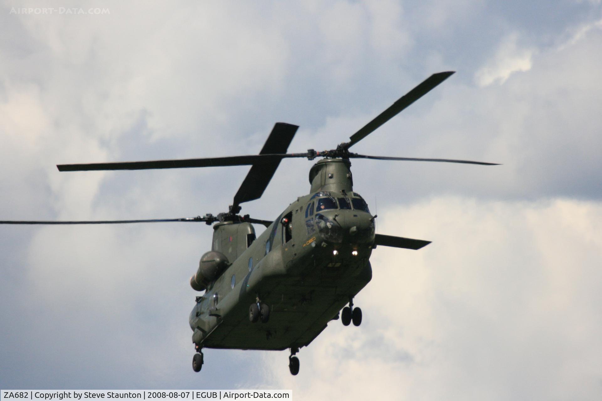 ZA682, Boeing Vertol Chinook HC.2 C/N M/A013/B-831/M7008, RAF Benson Families Day, RAF Benson, Oxfordshire, England - August 2008