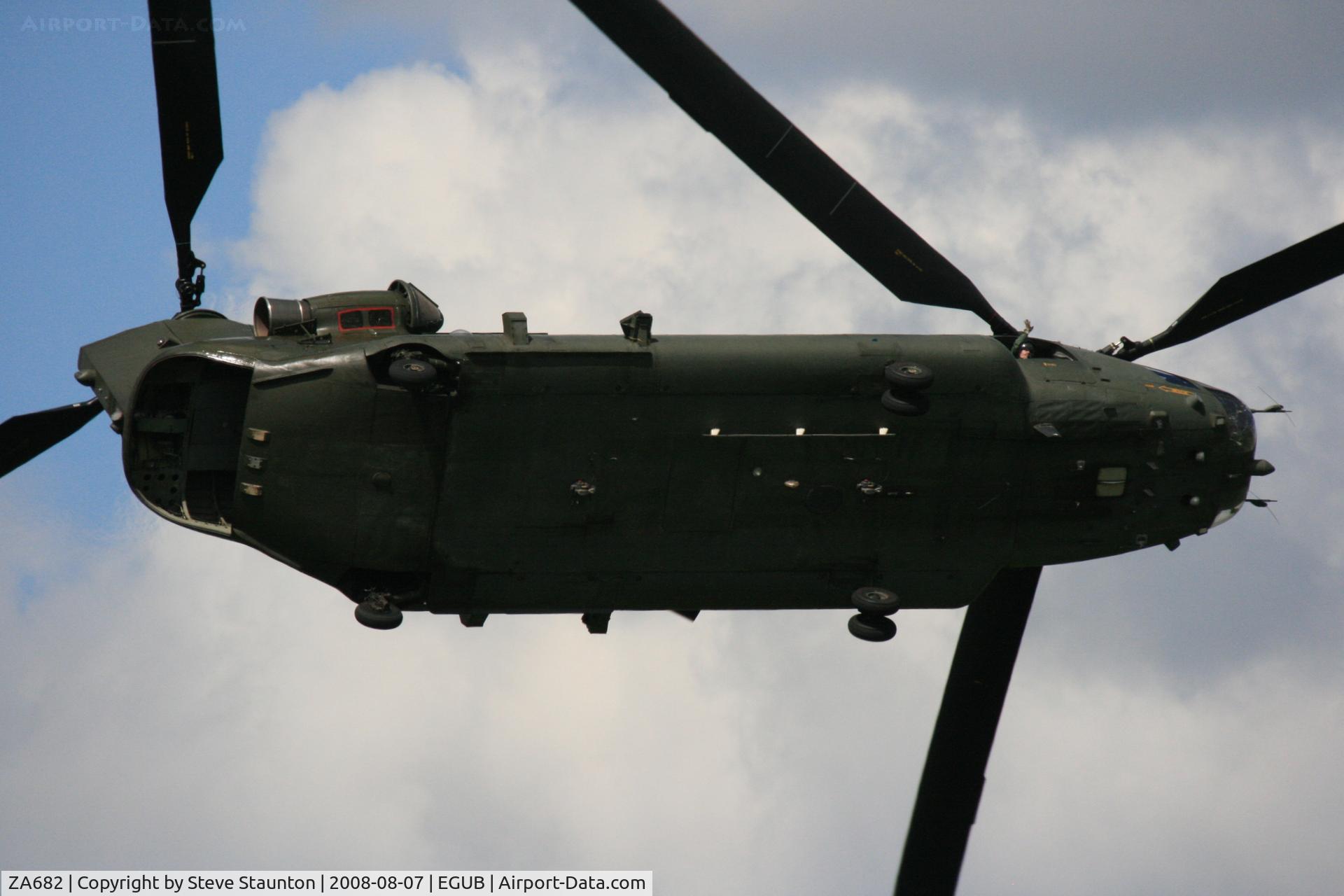 ZA682, Boeing Vertol Chinook HC.2 C/N M/A013/B-831/M7008, RAF Benson Families Day, RAF Benson, Oxfordshire, England - August 2008