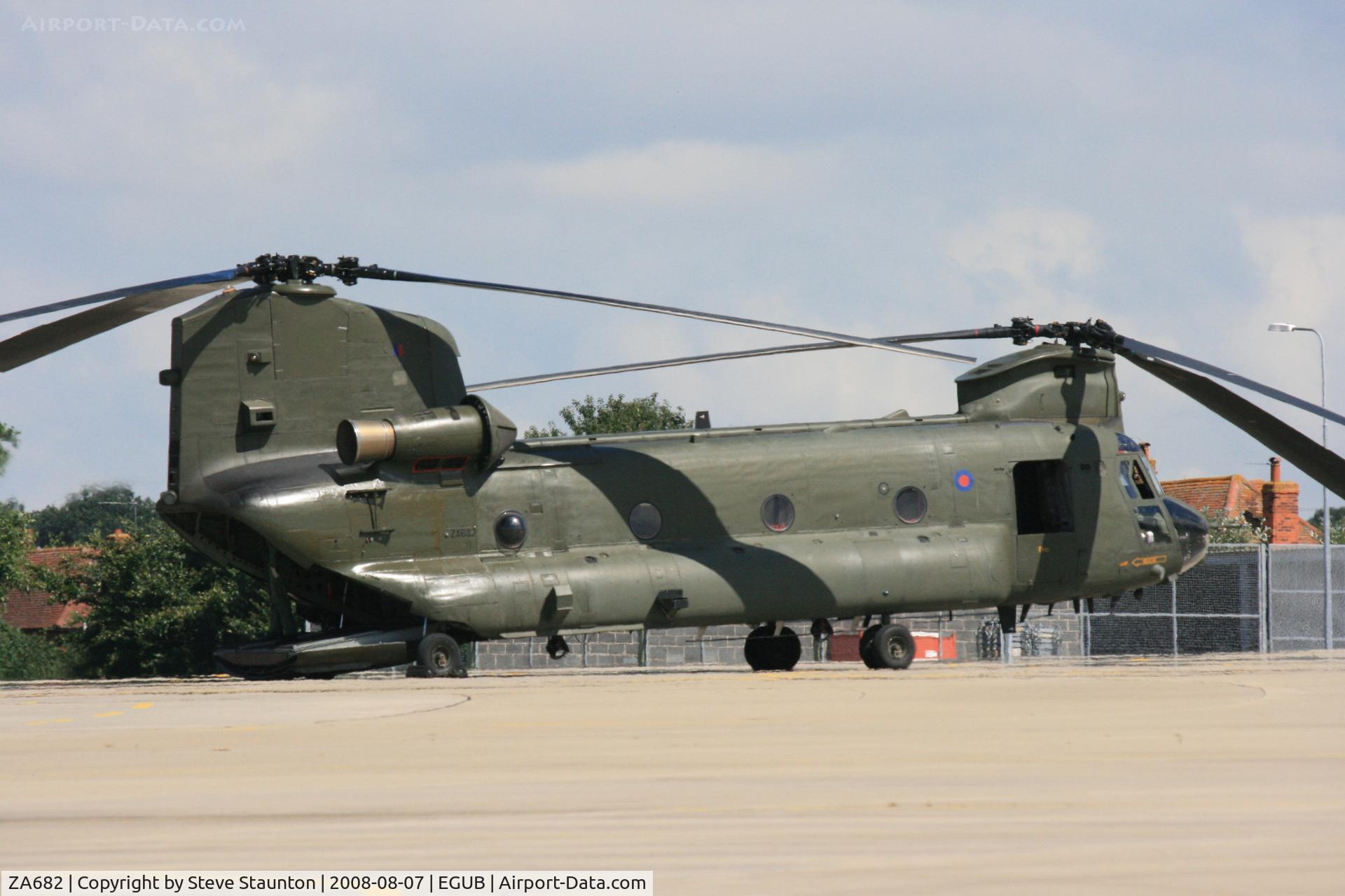 ZA682, Boeing Vertol Chinook HC.2 C/N M/A013/B-831/M7008, RAF Benson Families Day, RAF Benson, Oxfordshire, England - August 2008