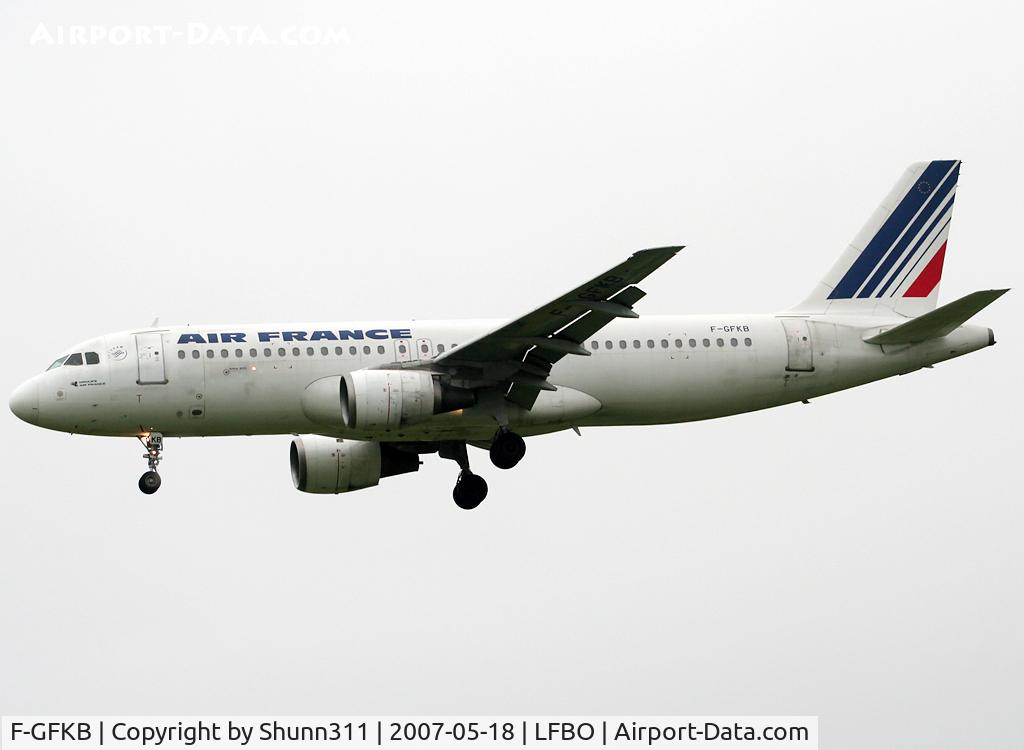 F-GFKB, 1987 Airbus A320-111 C/N 007, Landing rwy 32L