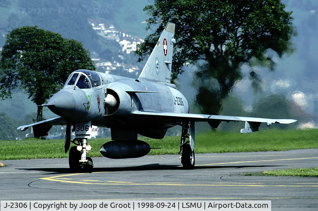 J-2306, Dassault (F+W Emmen) Mirage IIIS C/N 17-26-103/996, Fl St 16 badge on the tail and Fl Kp 3 emblem beneath the cockpit