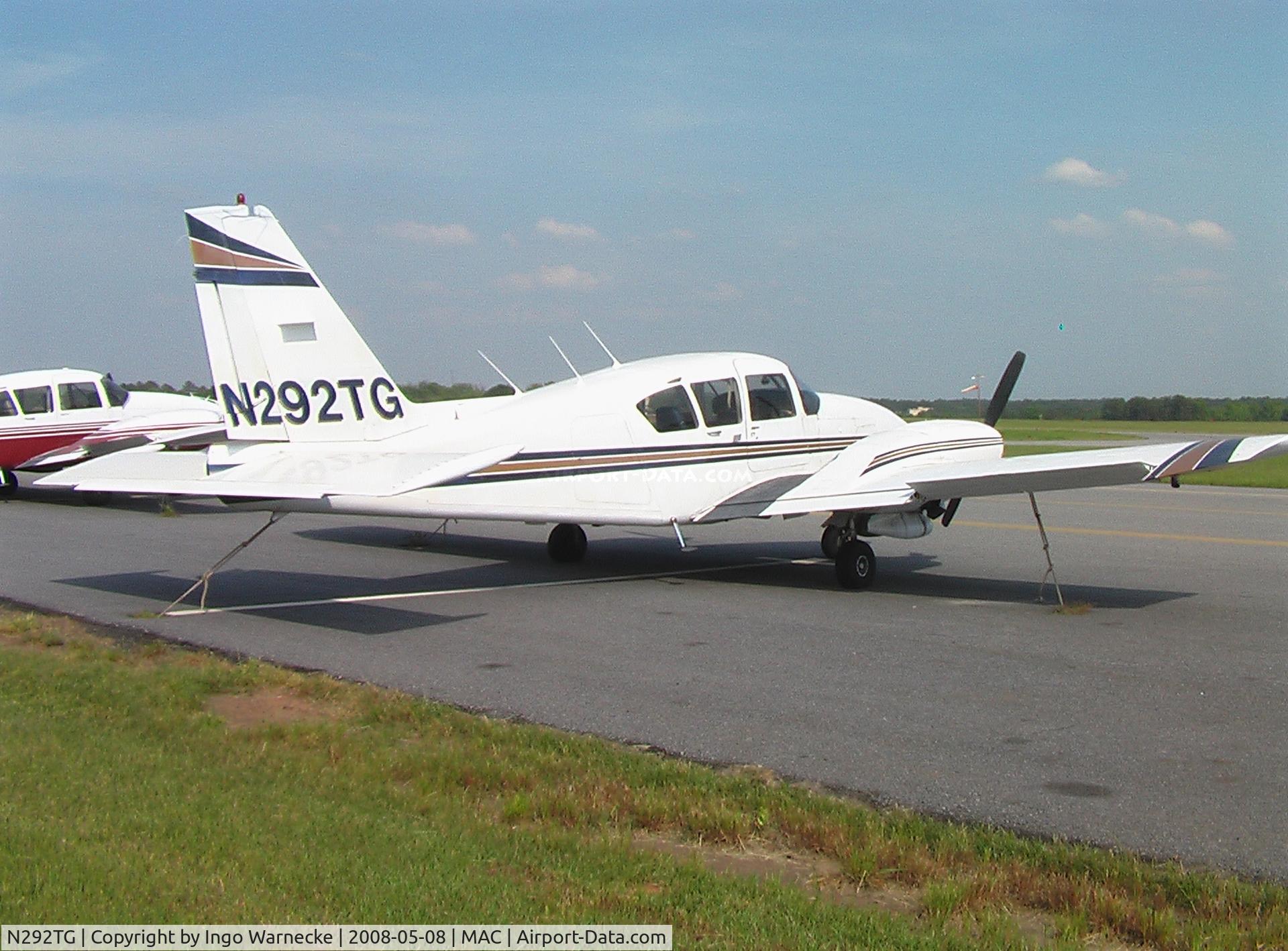 N292TG, 1976 Piper PA-23-250 C/N 27-7654176, Piper PA-23-250 Aztec at Macon Airport