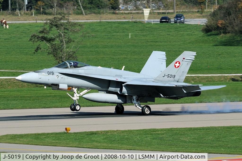J-5019, McDonnell Douglas F/A-18C Hornet C/N 1368/SFC019, touch down