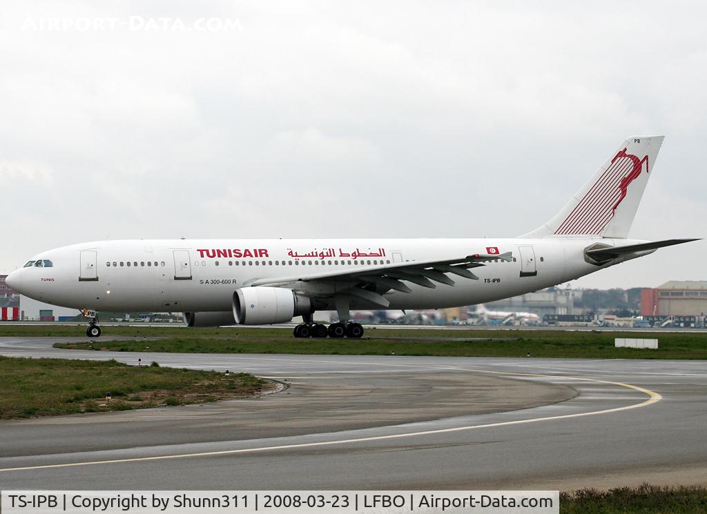 TS-IPB, 1990 Airbus A300B4-605R C/N 563, Rolling holding point rwy 32R for departure
