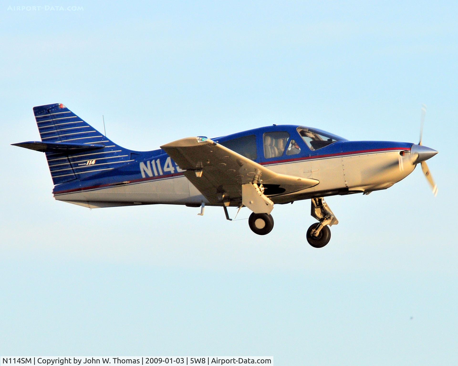 N114SM, 1978 Rockwell International 114 Commander C/N 14442, Departing runway 22