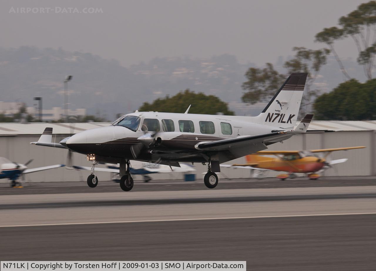 N71LK, Piper PA-31-350 Chieftain C/N 31-8052155, N71LK arriving on RWY 21