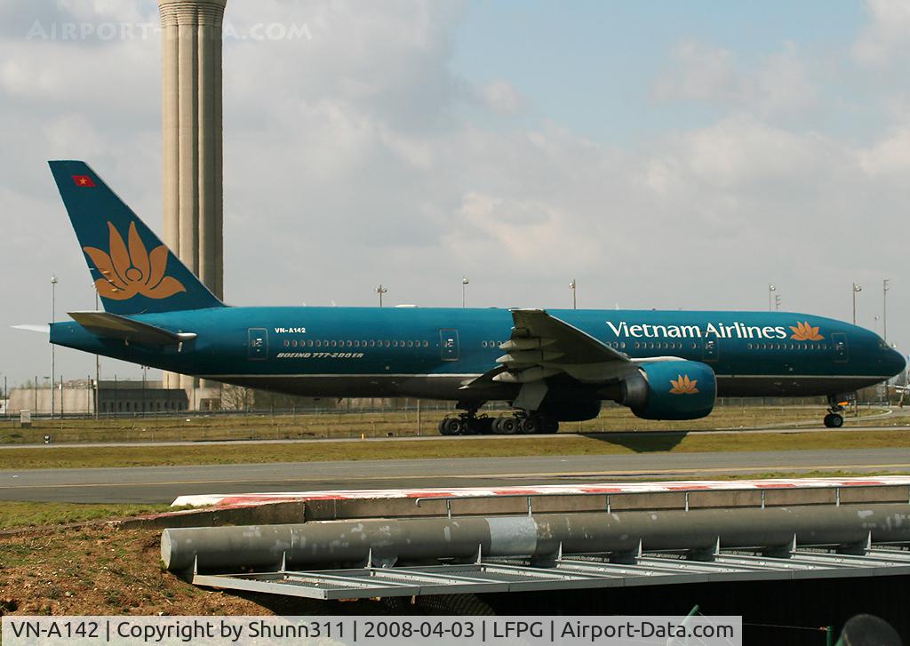 VN-A142, 2003 Boeing 777-2Q8/ER C/N 32701, Rolling on parallels runways