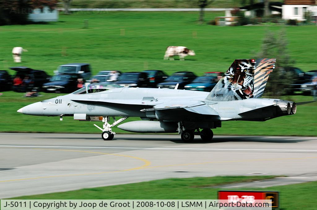 J-5011, McDonnell Douglas F/A-18C Hornet C/N 1351, Isn't that a great parking spot?