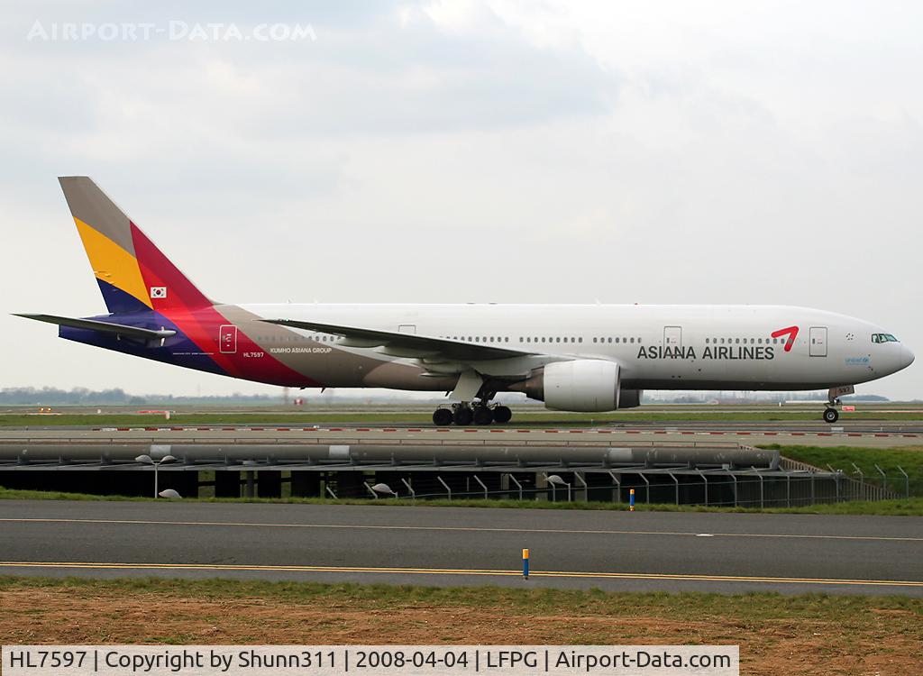 HL7597, 2001 Boeing 777-28E/ER C/N 28686, Rolling to the terminal...