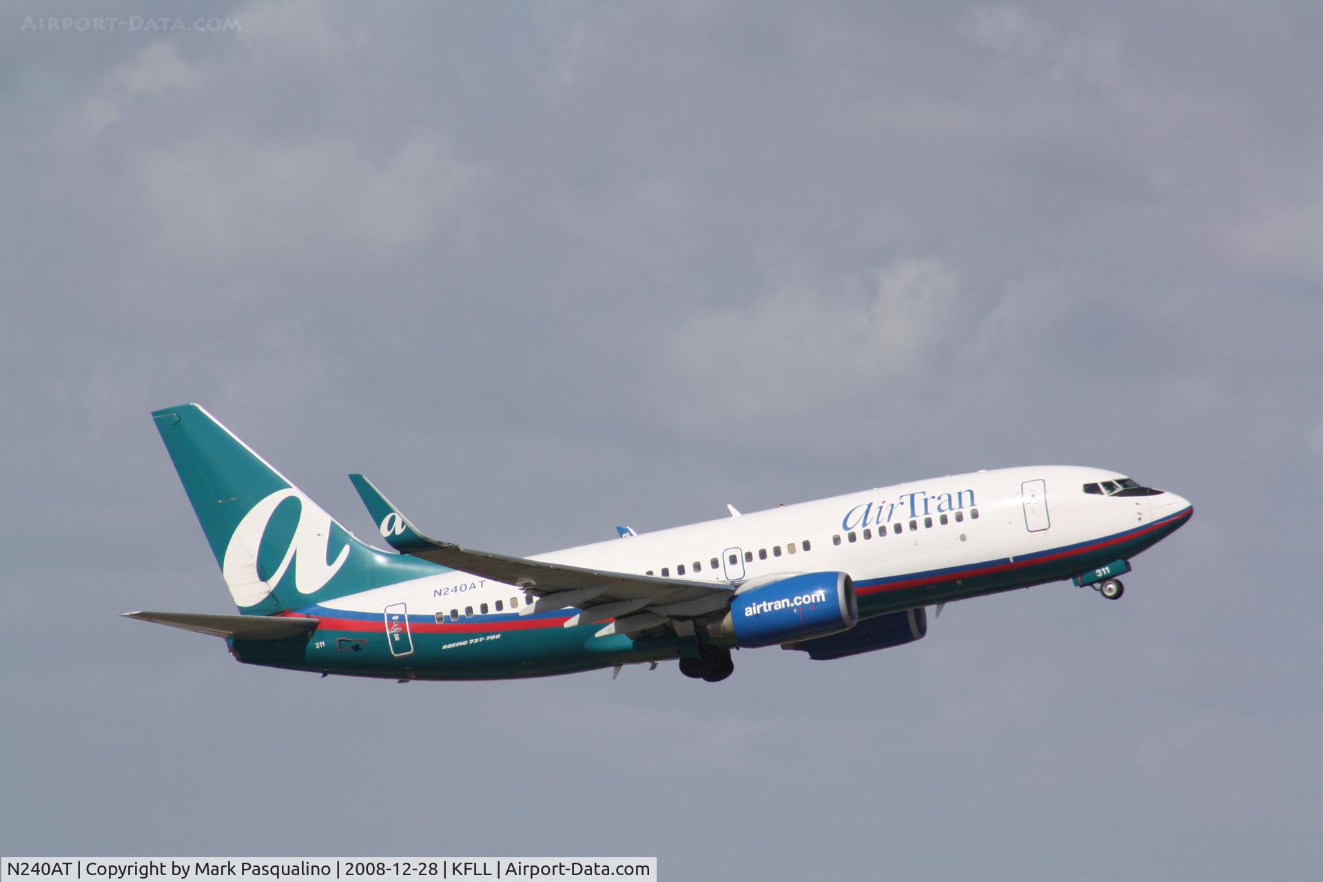 N240AT, 2005 Boeing 737-76N C/N 32657, Boeing 737-700
