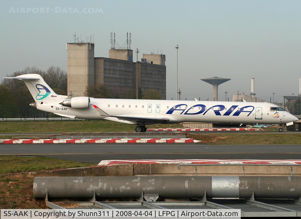 S5-AAK, 2007 Canadair CRJ-900ER (CL-600-2D24) C/N 15128, Rolling on parallels runways