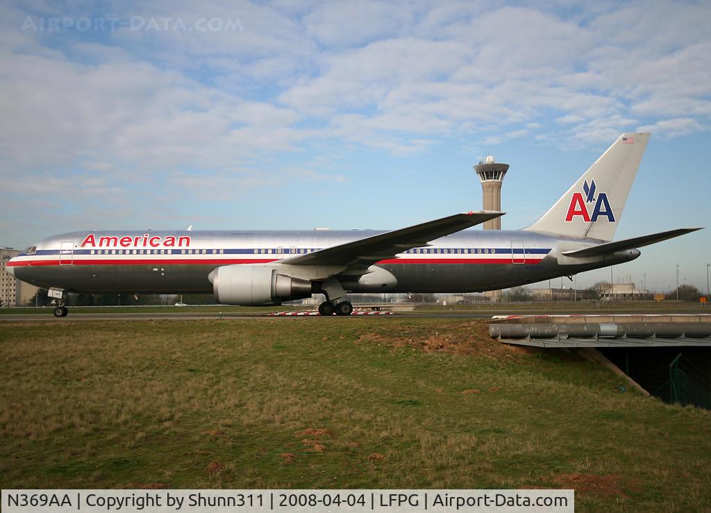 N369AA, 1992 Boeing 767-323 C/N 25196, Rolling on parallels runways...