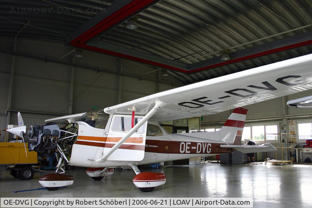 OE-DVG, Reims F172N Skyhawk C/N F17201623, Check in the hangar at LOAV 