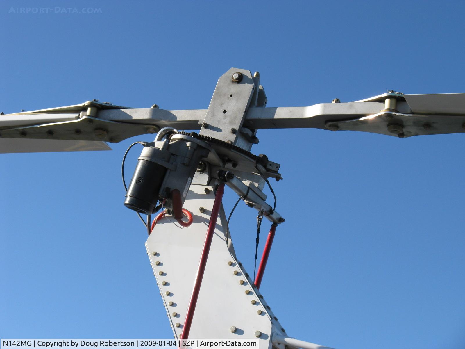 N142MG, 1999 Givans Mark E Predator C/N 1, 1999 Givans PREDATOR Powered Autogyro, Lycoming O-290 pusher engine, Experimental class. Rotor Hub closeup. Note small (black) rotor electric starter motor to power up the rotor with a Bendix drive.
