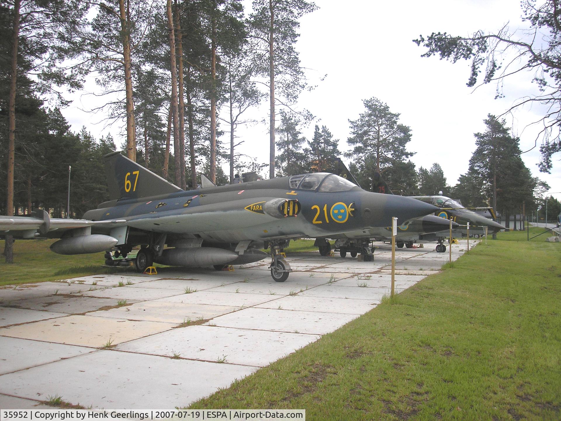 35952, Saab J-35F Draken C/N 35-952, SWAF , Lulea AFB , museum