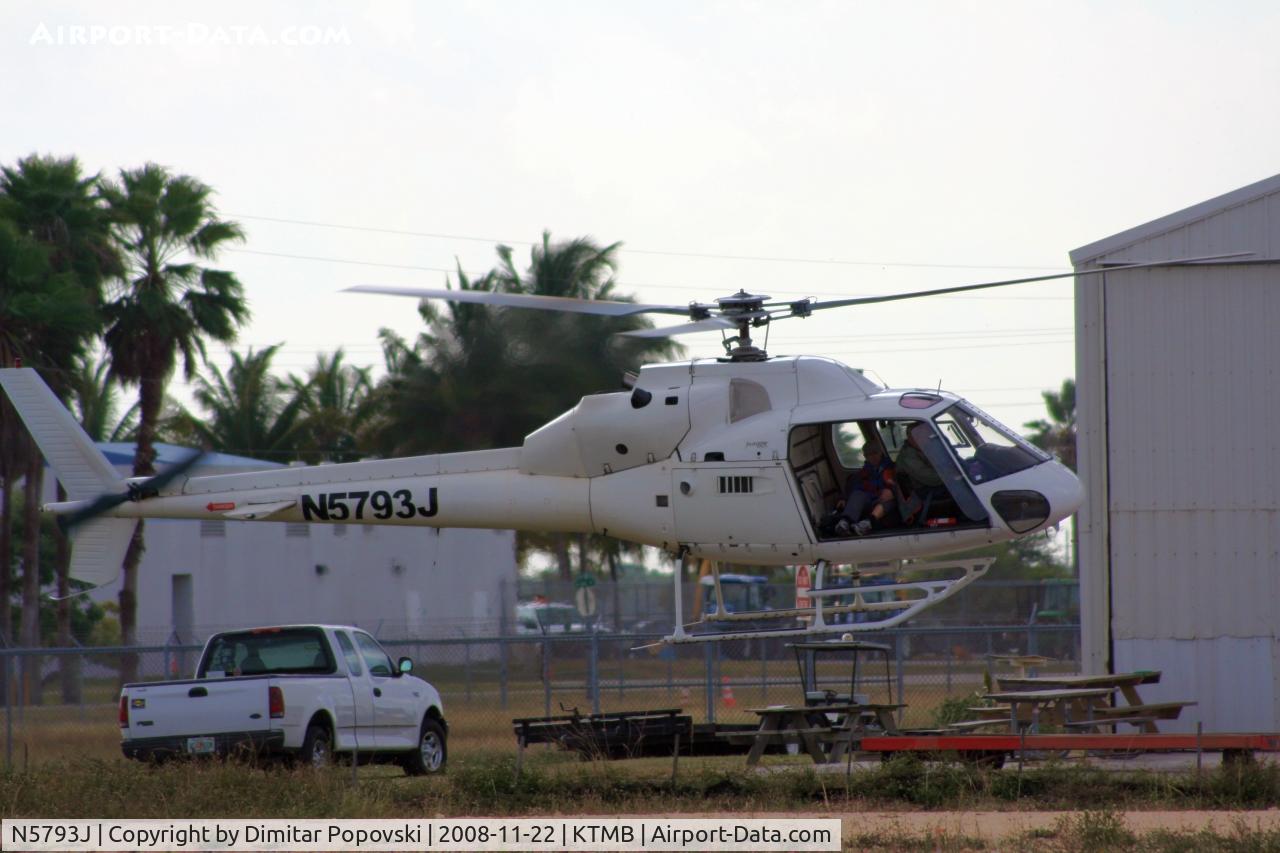 N5793J, 1982 Aerospatiale AS-355F-1 Ecureuil 2 C/N 5139, Coming in for a landing.