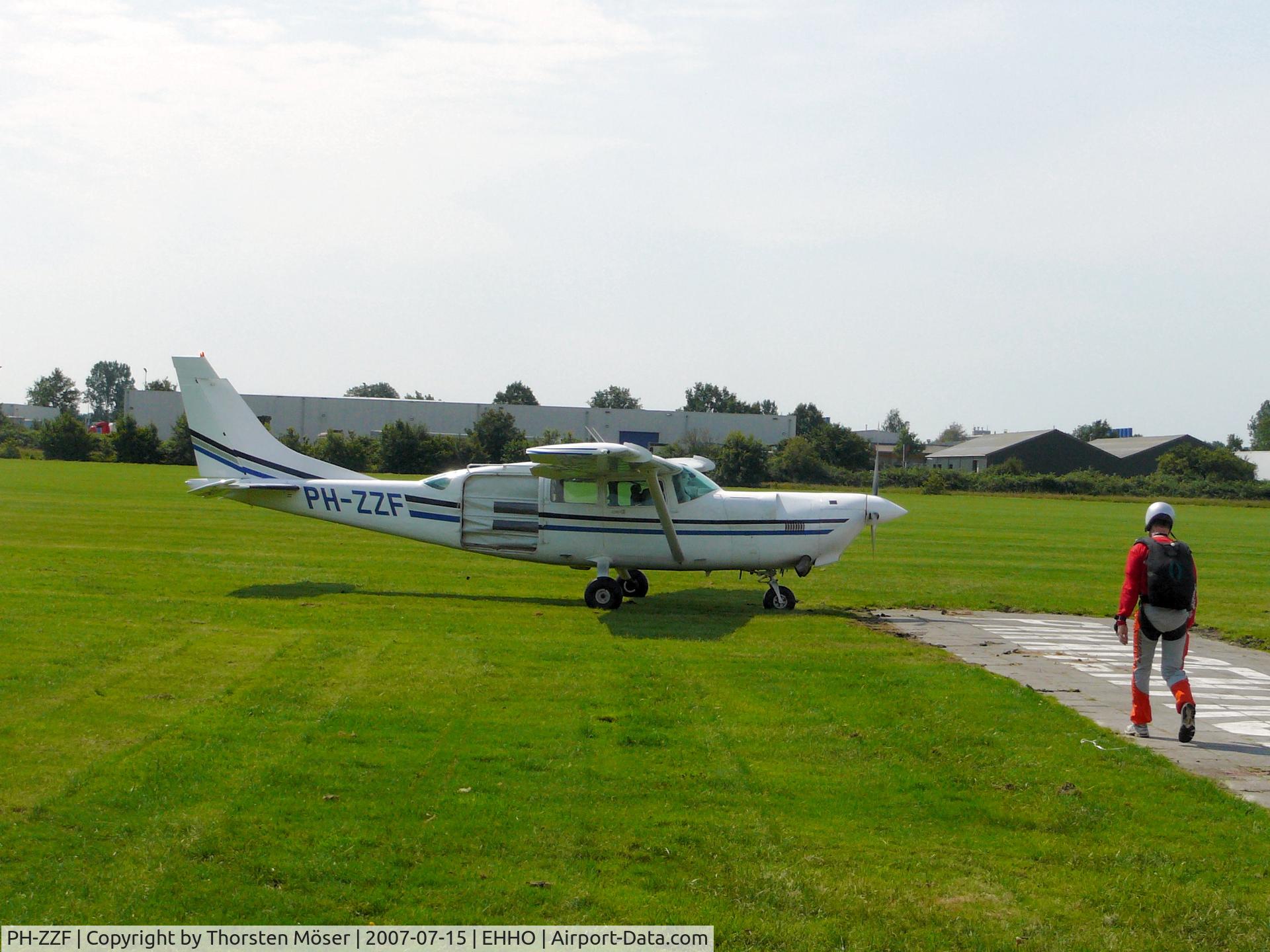 PH-ZZF, 1982 Cessna T207A C/N 207-00747, PH-ZZF mit skydiver