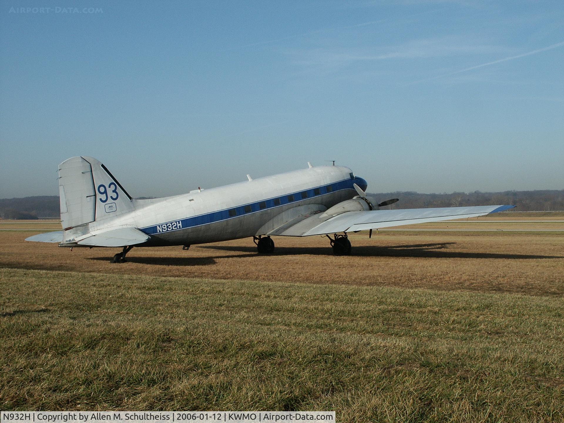 N932H, Douglas DC-3C C/N 34368, Old Freighter