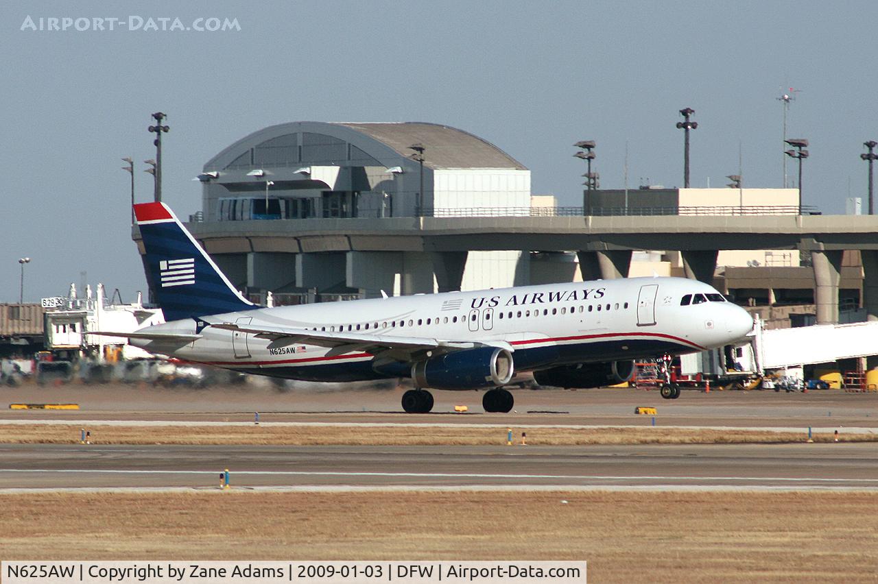 N625AW, 1989 Airbus A320-231 C/N 064, US Airways departing DFW