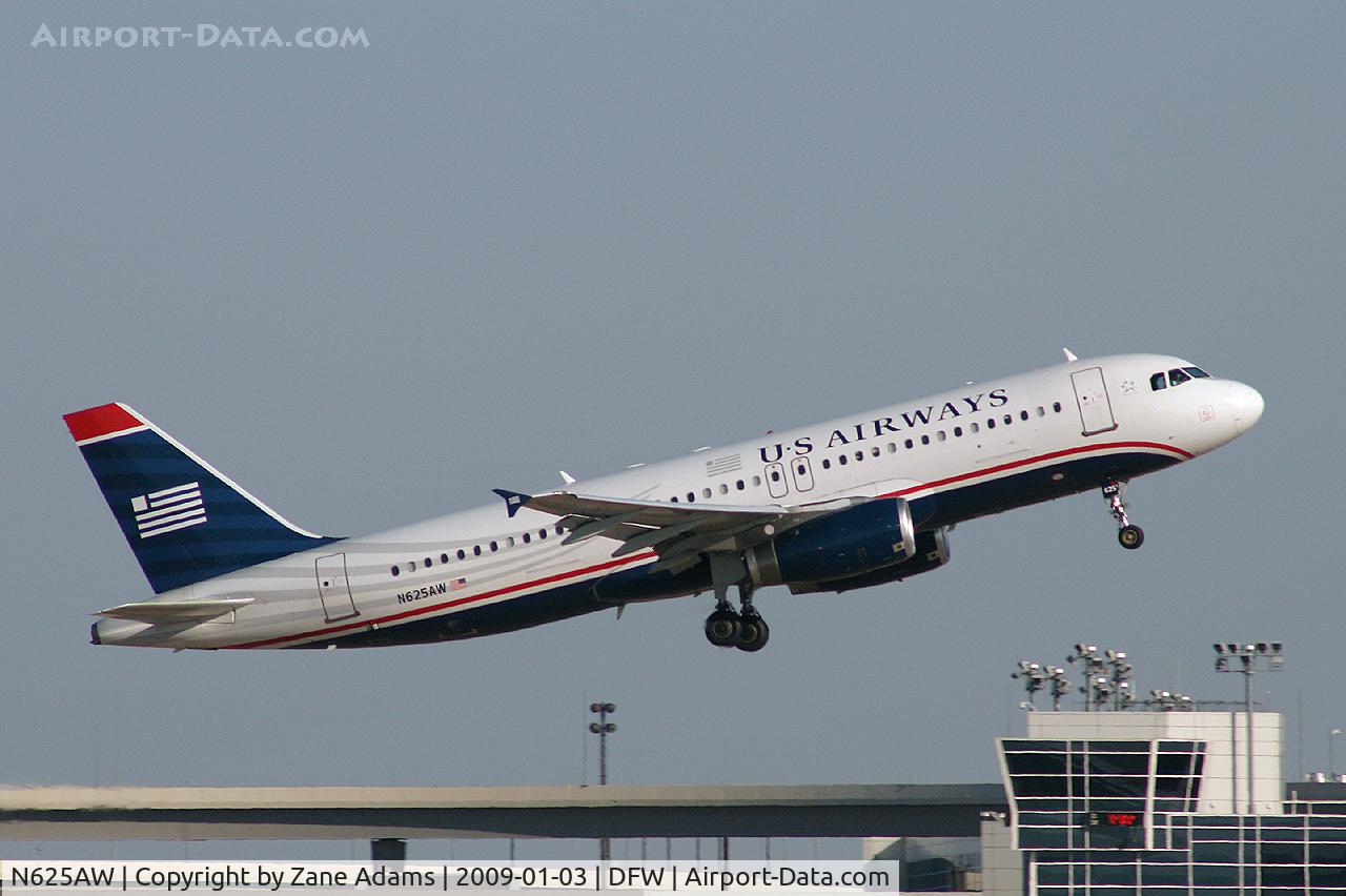 N625AW, 1989 Airbus A320-231 C/N 064, US Airways departing DFW