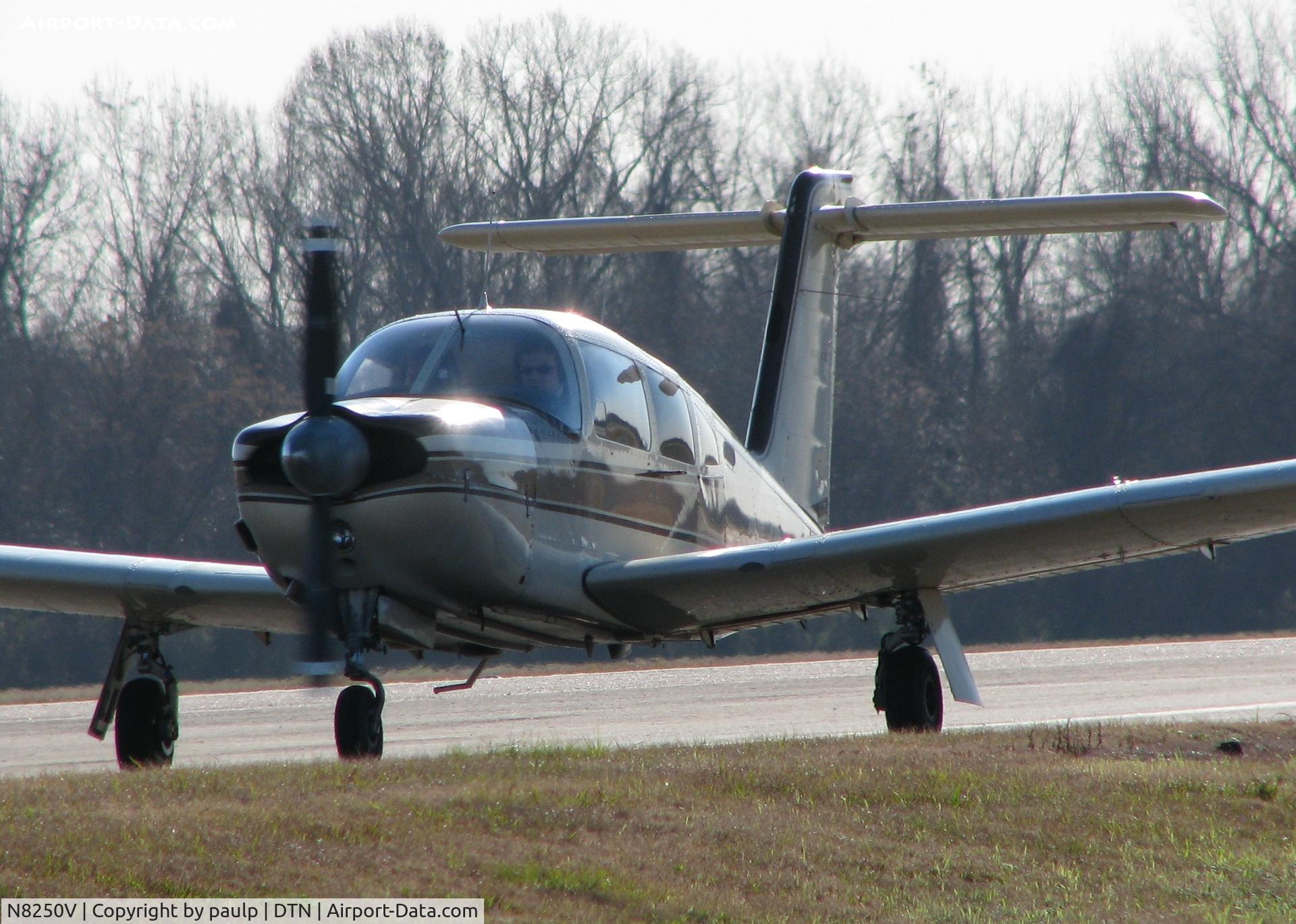 N8250V, 1980 Piper PA-28RT-201 Arrow IV C/N 28R-8018099, Taxiing to runway 14 at Downtown Shreveport.
