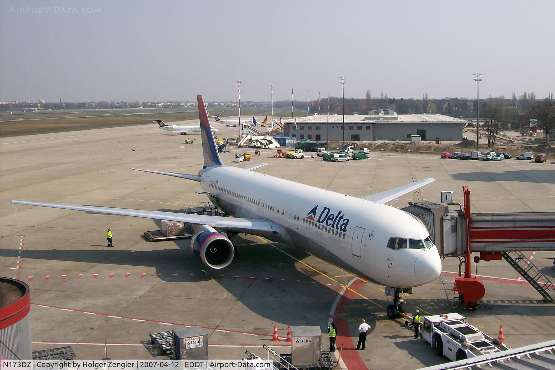 N173DZ, 1998 Boeing 767-332ER C/N 29692, Boarding for a trip to America