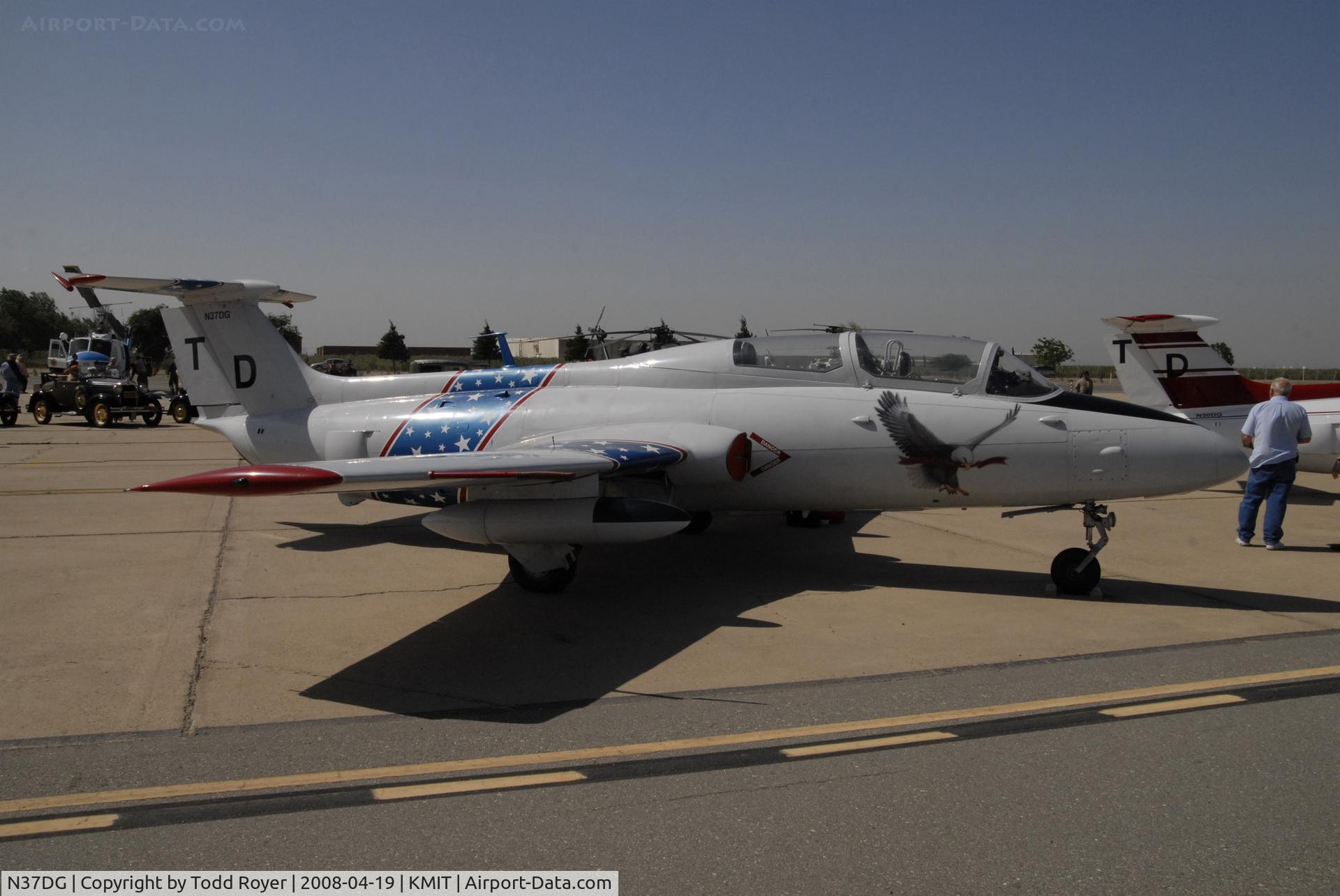 N37DG, 1965 Aero L-29 Delfin C/N 591326, Shafter Airshow 2008