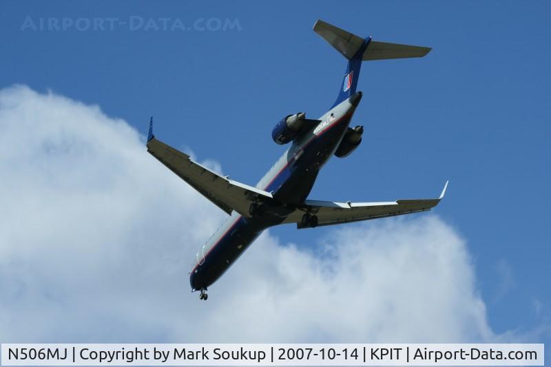 N506MJ, 2002 Bombardier RJ-700 (CL-600-2C10) Regional Jet C/N 10073, N506MJ Landing @ KPIT