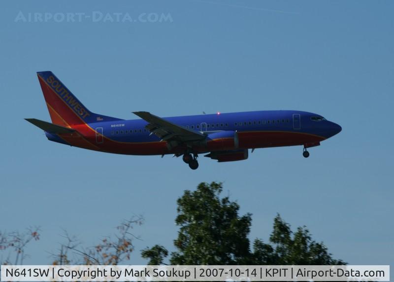 N641SW, 1996 Boeing 737-3H4 C/N 27714, N641SW Landing @ KPIT