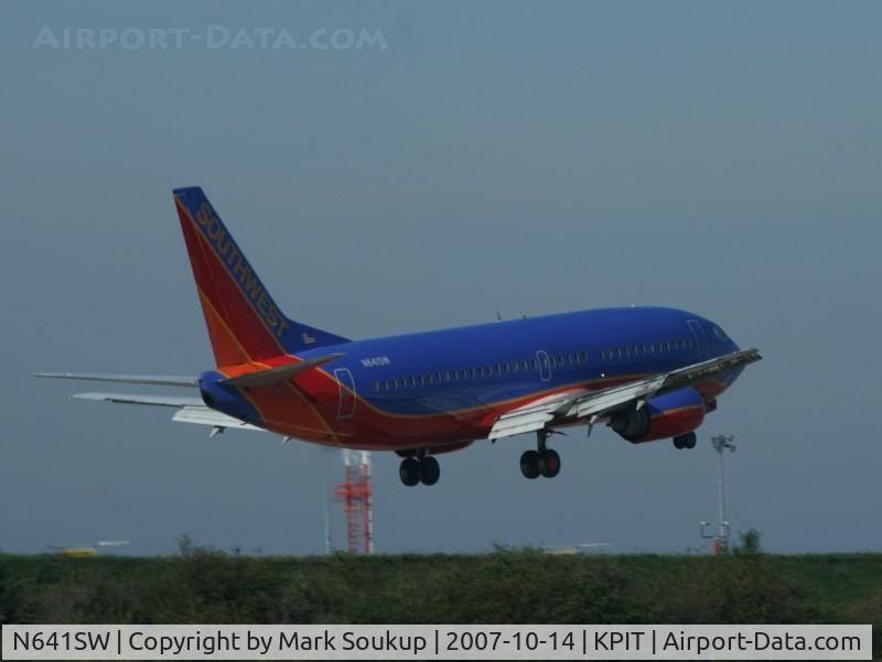 N641SW, 1996 Boeing 737-3H4 C/N 27714, N641SW landing @ KPIT