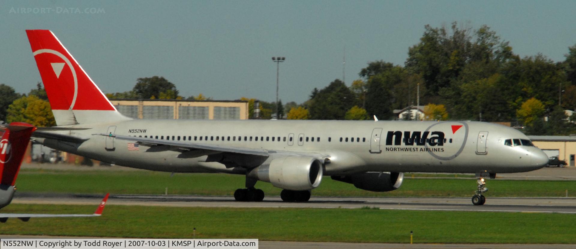 N552NW, 2001 Boeing 757-251 C/N 26499, Departing MSP on 12L