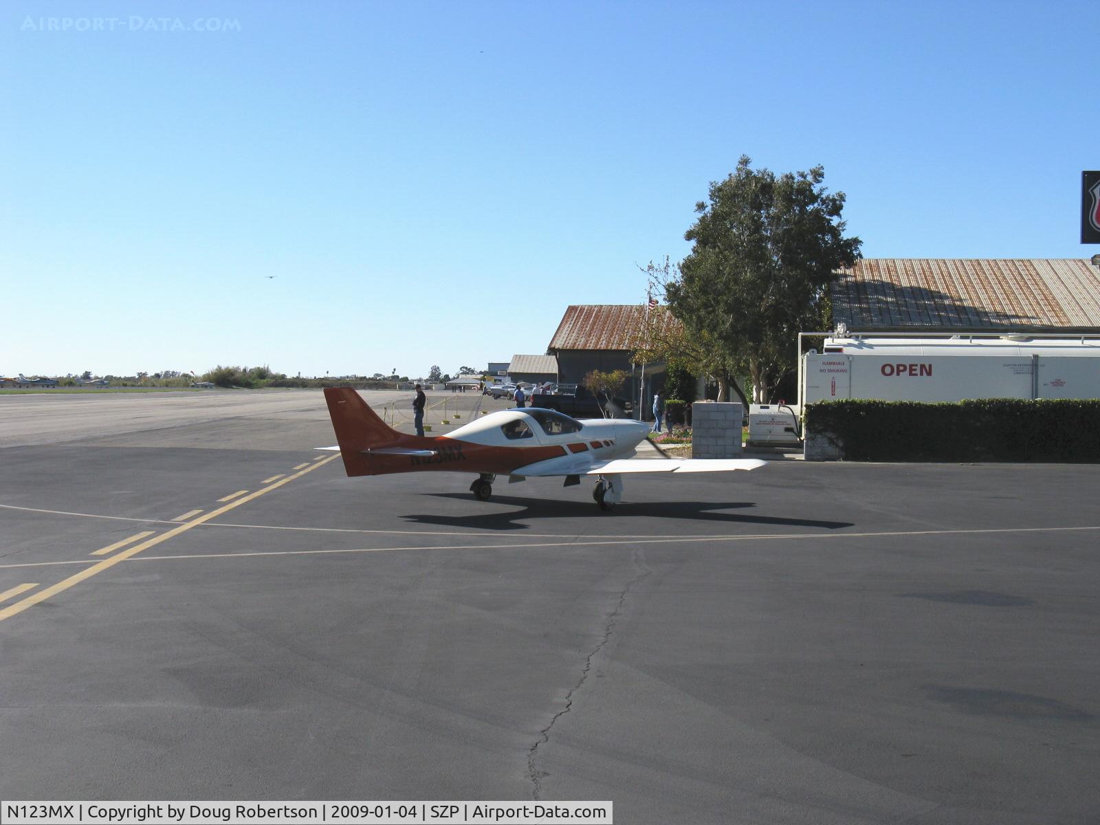 N123MX, 1988 Lancair 235 C/N 131, 1988 Maxwell LANCAIR 235, Lycoming O-320-D2 160 Hp, taxi to refuel