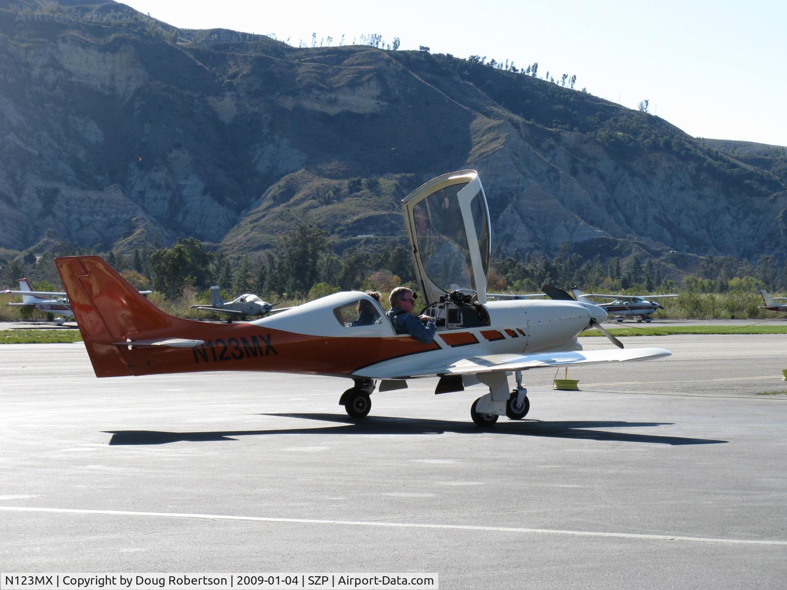 N123MX, 1988 Lancair 235 C/N 131, 1988 Maxwell LANCAIR 235, Lycoming O-320-D2 160 Hp, taxi to refuel