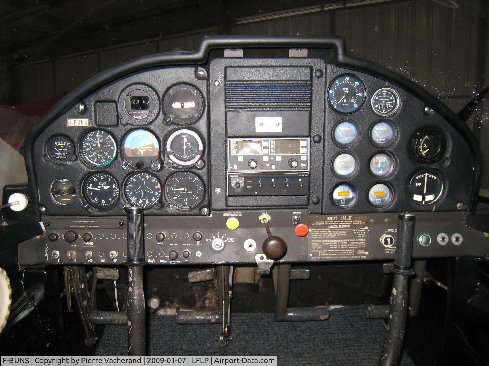 F-BUNS, 1973 Socata Rallye 100ST Galopin C/N 2342, Cockpit F-BUNS