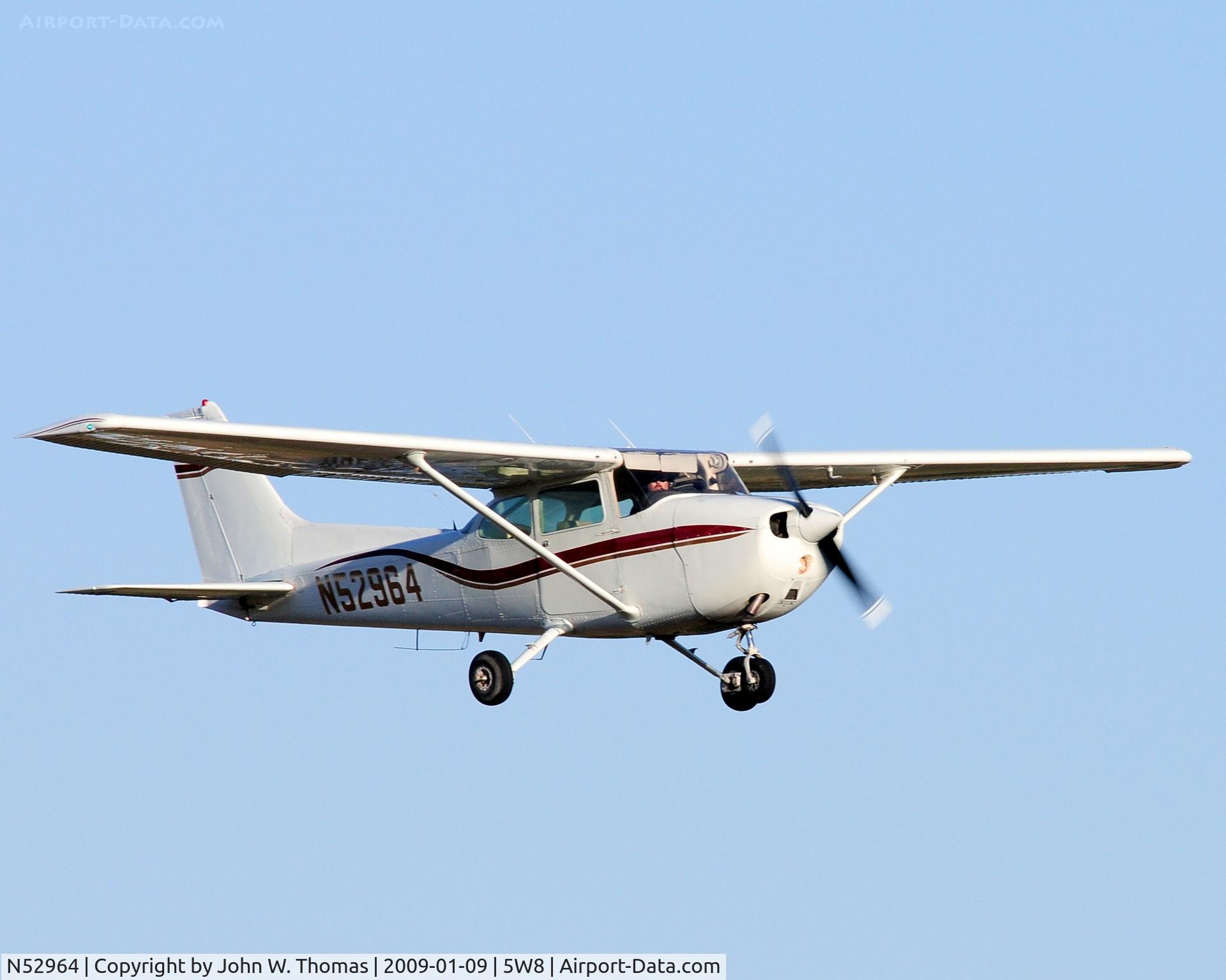 N52964, 1981 Cessna 172P C/N 17274645, Departing runway 22