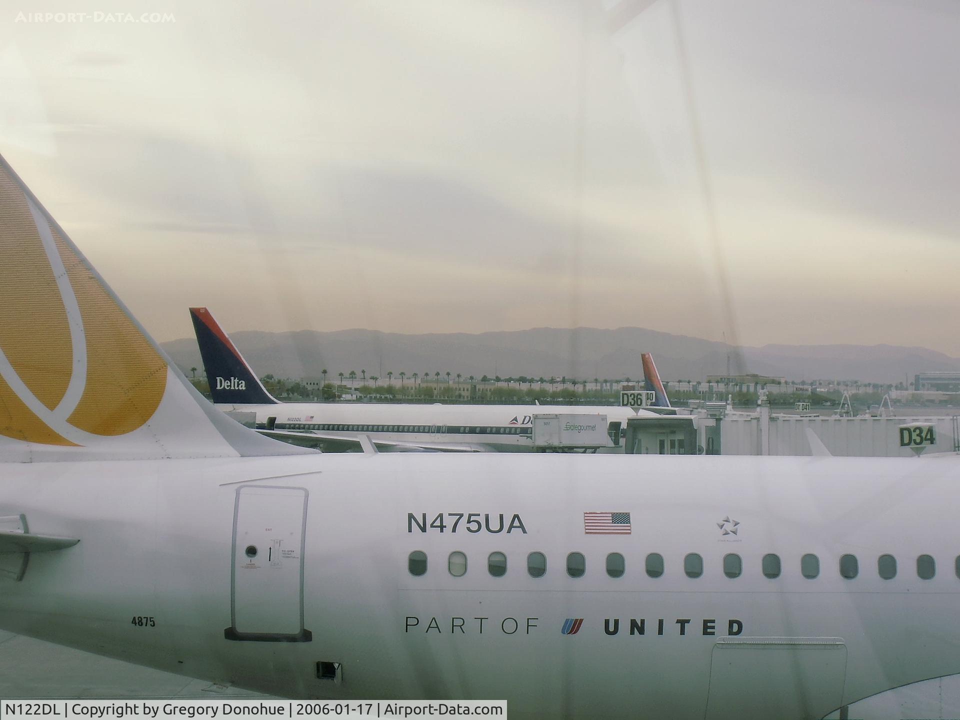 N122DL, 1987 Boeing 767-332 C/N 23436, Delta's 767 at Vegas. Taken December 2006 after returning home to Vegas for Christmas.