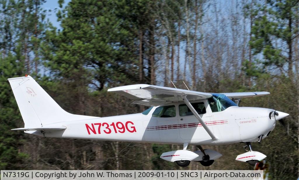 N7319G, 1970 Cessna 172K Skyhawk C/N 17259019, Departing runway 13