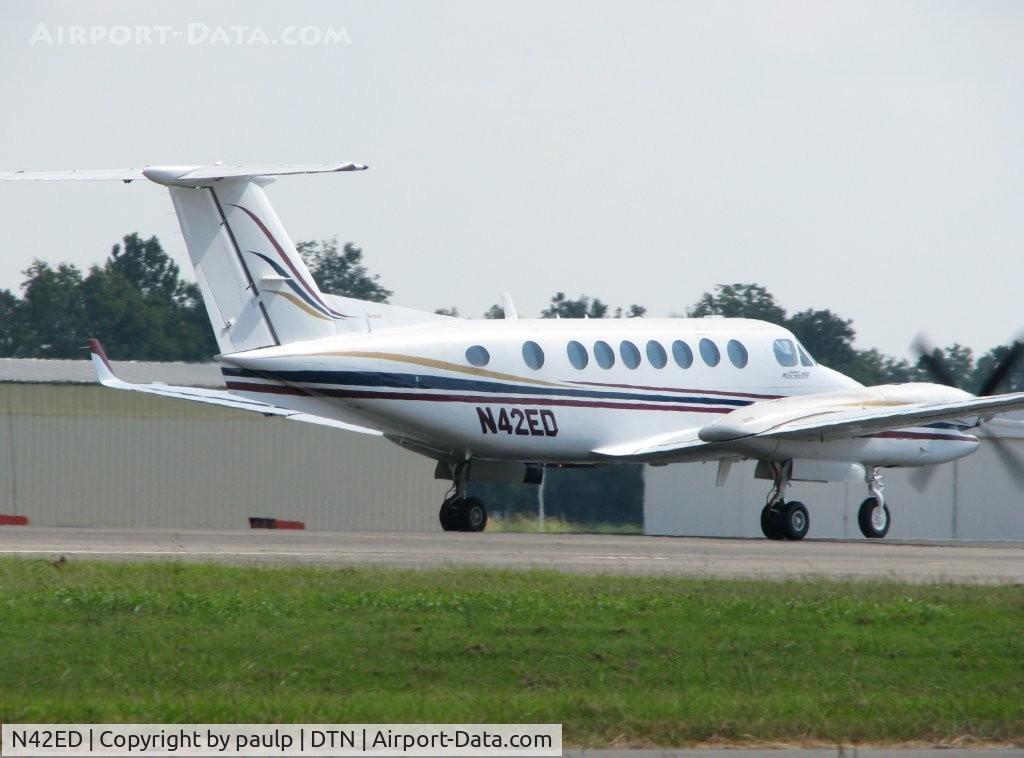 N42ED, 2000 Raytheon Aircraft Company B300 C/N FL-302, Landing at Downtown Shreveport.