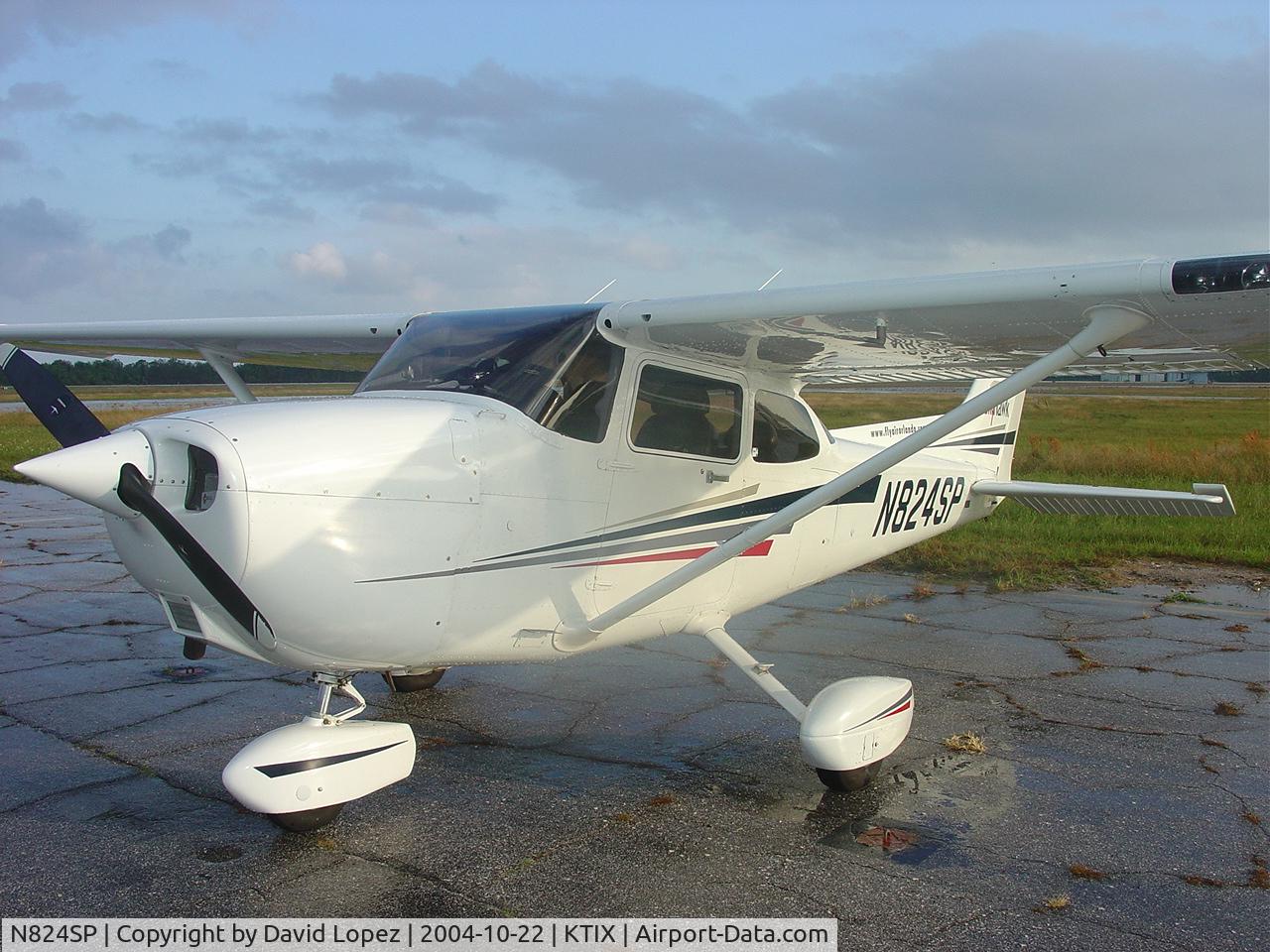 N824SP, 2001 Cessna 172S C/N 172S8738, At the Outer Marker Cafe ramp at KTIX